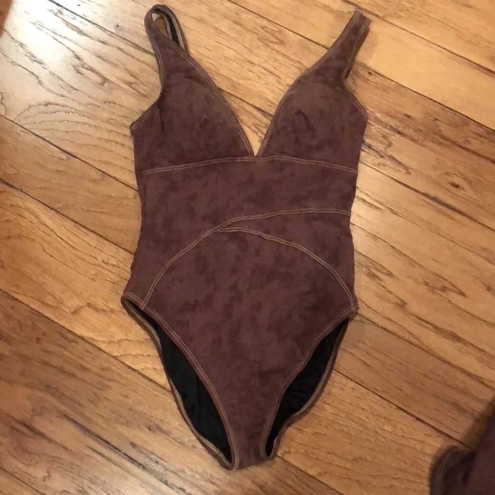 Magic Suit Brwn shirred 8 suit. Medium skirt - Picture 2 of 9